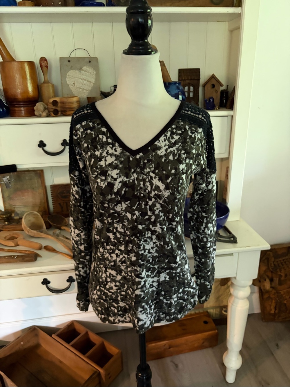 Leo & Ugo Womens V-Neck Printed Knit Top